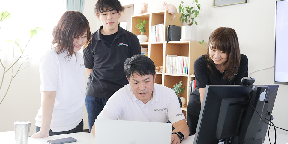 ShigAppsスタッフが集まって仕事をしている様子